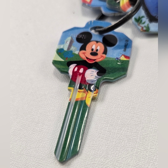 Vintage Guess Keychain & 4 NOS Disney House Key Blanks - Picture 4 of 7